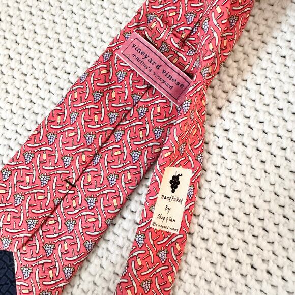 Vineyard Vines Martha Shep & Ian Light Red Silk Grapes Wine Opener Classic Tie - Picture 6 of 7